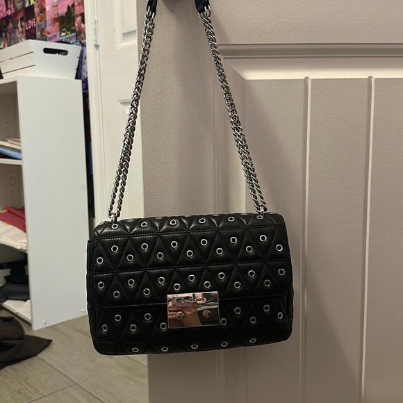 Selling this authentic MK purse. - Picture 1 of 6